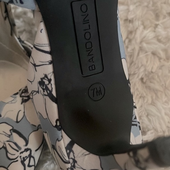 BANDOLINO PUMPS SIZE 7 blue/white flowered heels EUC - Picture 4 of 4